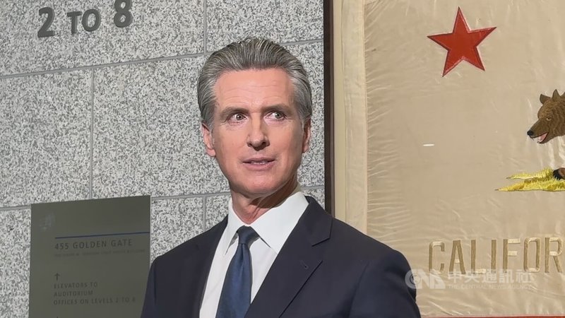 美國總統川普2025年不顧加州州長紐松反對，派遣國民兵至洛杉磯，而後紐松批評川普的力道轉趨強硬。圖為紐松開記者會回應國民兵案，攝於114年6月12日。中央社記者張欣瑜舊金山攝　115年1月21日