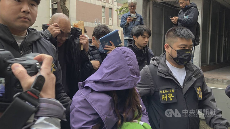 檢警偵辦知名餐飲公司涉助詐團洗錢案，北檢再度指揮警方執行第2波搜索行動，拘提何姓等8名被告到案說明，其中2人20日已到案，其餘6名被告則於21日移送北檢複訊。中央社記者謝君臨攝　115年1月21日