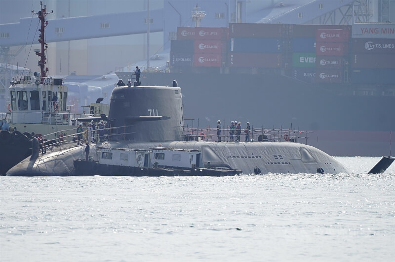 潛艦國造原型艦「海鯤號」21日下午再度現身，艦上站著許多測試人員。台船表示，試航準備依計劃進行。中央社記者董俊志攝　115年1月21日