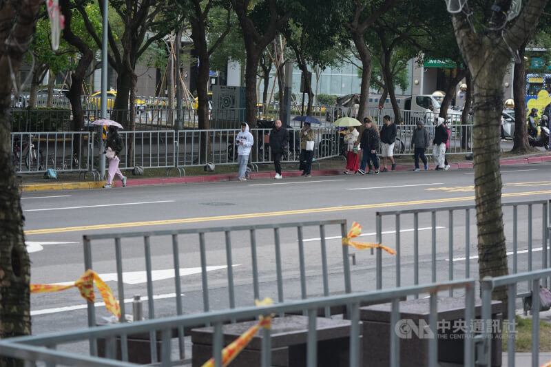 霍諾德將於台灣時間24日挑戰徒手攀登台北101，霍諾德21日上午在101大樓進行雨天試爬，周遭大範圍交管，行人只好走在馬路上。中央社記者徐肇昌攝　115年1月21日