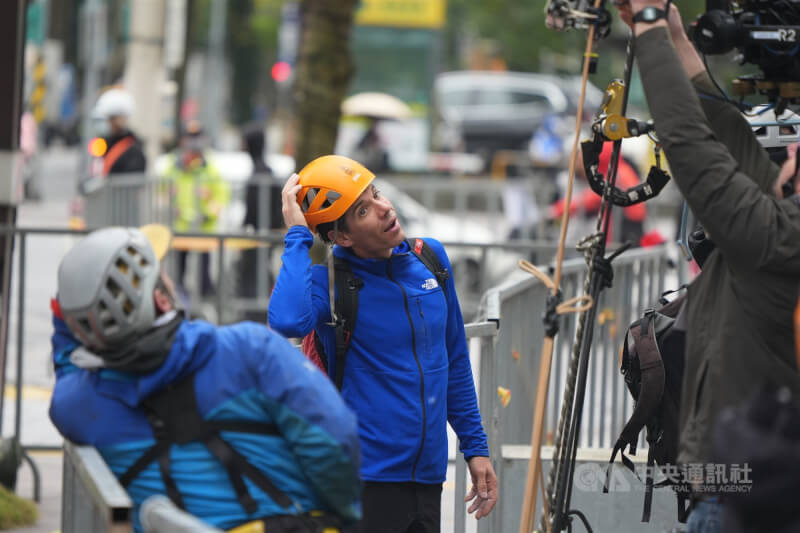 圖為霍諾德（中）21日進行雨天試爬前與團隊交換意見。中央社記者徐肇昌攝　115年1月21日