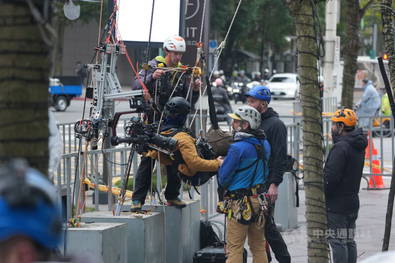 霍諾德21日上午進行雨天試爬，攝影團隊在地面確認高空作業的各項裝備。中央社記者徐肇昌攝　115年1月21日