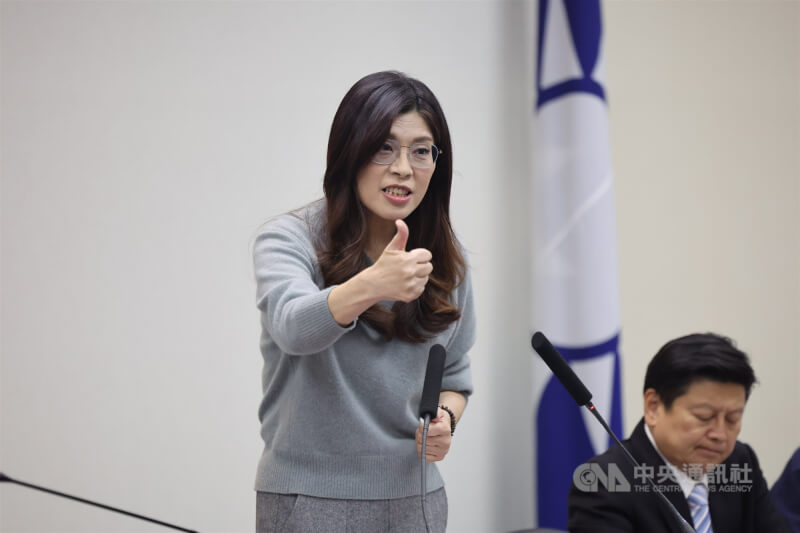 國民黨21日下午在中央黨部舉行中常會，黨主席鄭麗文（左）說明黨內縣市長選舉的提名進度。中央社記者王飛華攝　115年1月21日