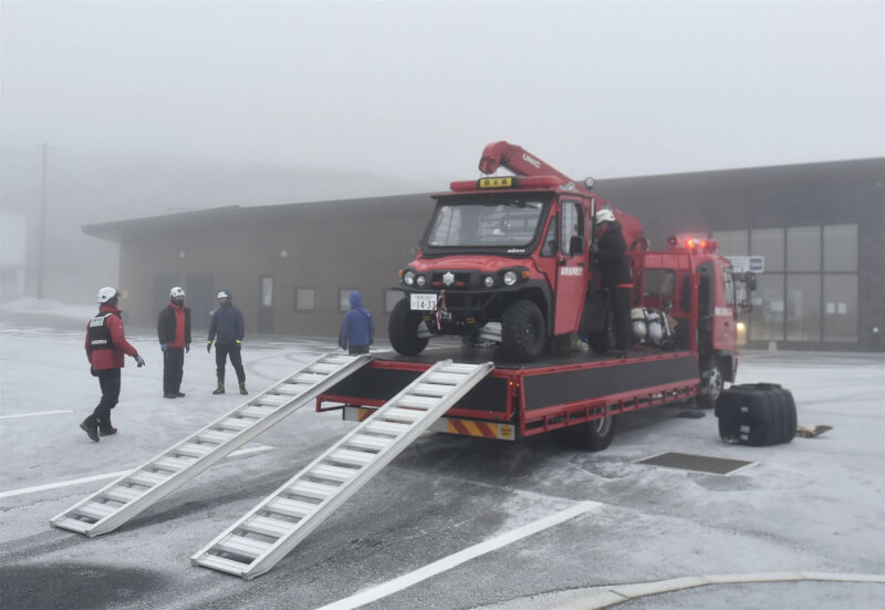熊本縣警消21日集結，展開搜救前準備作業。（共同社）