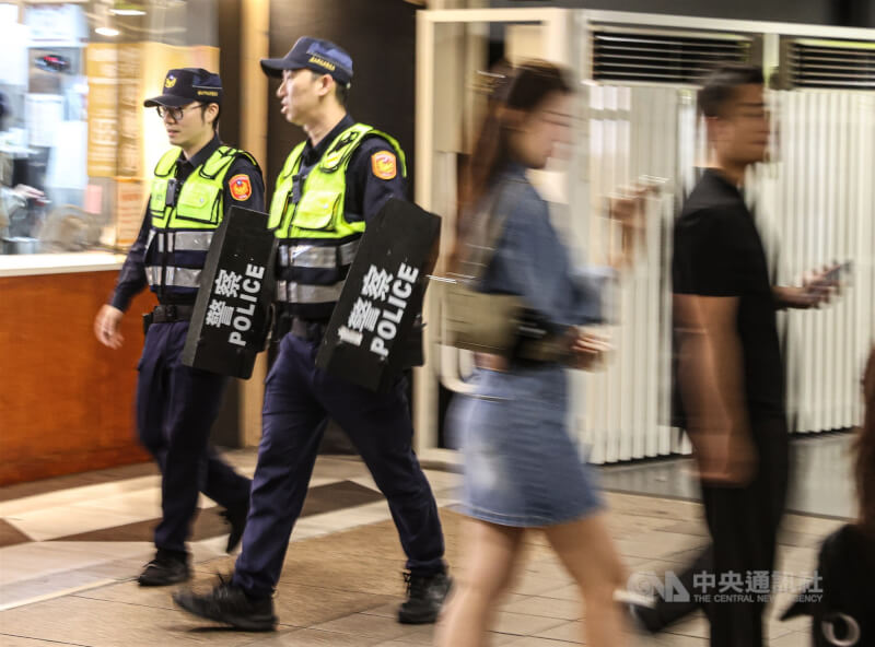 台北車站特定區21日下午2時將舉辦高強度無差別攻擊危安實兵演習。圖為台北車站在傷人案後持續加強警力戒備，警察手持防暴臂盾在車站巡邏。（中央社檔案照片）