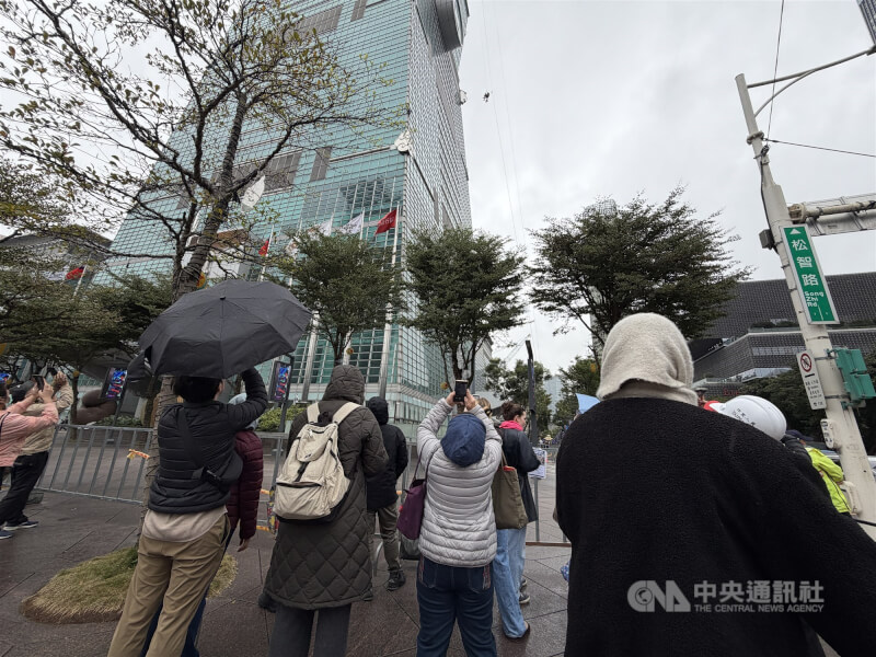霍諾德21日上午進行雨天試爬，吸引民眾駐足圍觀。中央社記者徐肇昌攝　115年1月21日