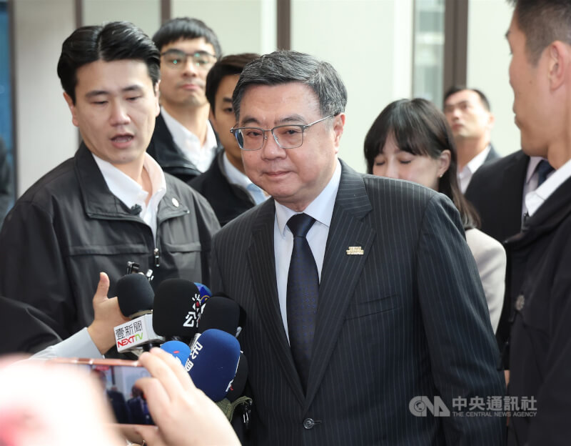 行政院長卓榮泰（前中）21日出席公開活動前受訪表示，中央政府年度總預算是代表總統對國家未來這一年的願景，也是行政院整年度整體性的施政計畫，不容許被延宕、被分割、被分裂，他要求與立法院直接辯論、對話。中央社記者張新偉攝　115年1月21日