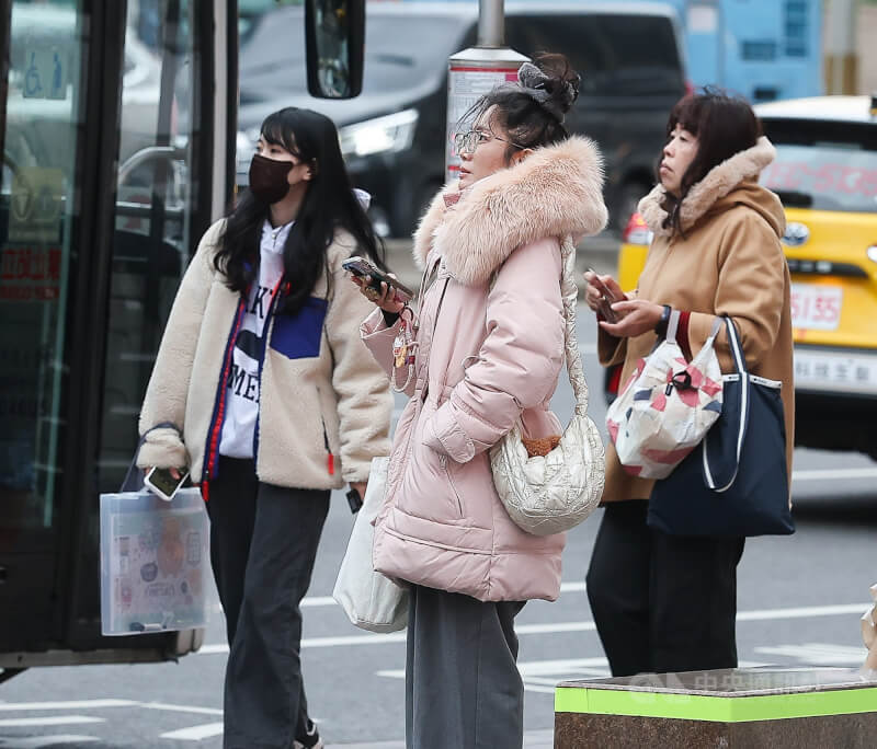 大台北地區21日受強烈大陸冷氣團影響，天氣明顯寒冷，中正區外出民眾穿著保暖衣物禦寒。中央社記者謝佳璋攝 115年1月21日