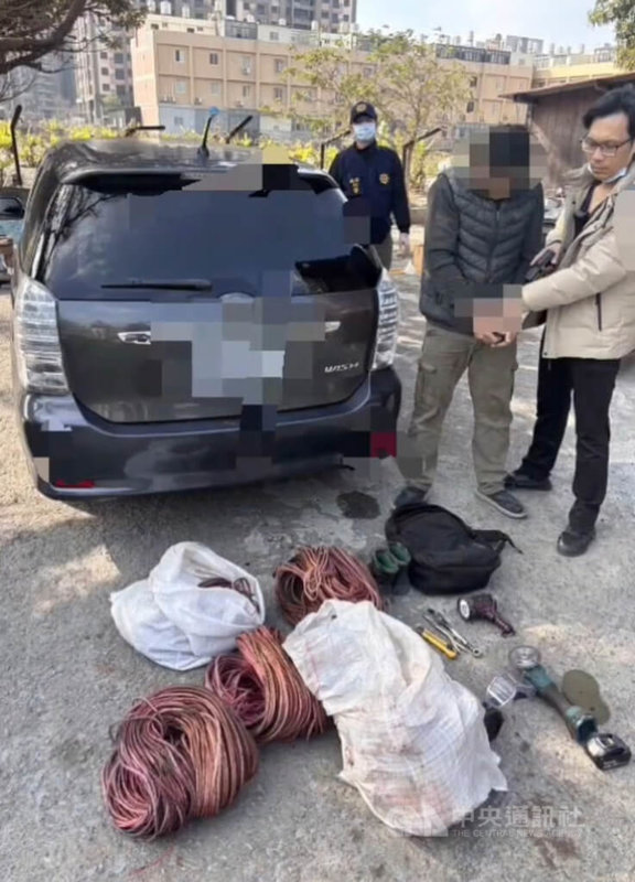 蔡姓男子等3人涉嫌組成竊盜集團，日前潛入台鐵位於台中的煤炭廠及廢棄車輛暫存區，竊走共484公斤電纜及銅管，警方獲報循線逮捕送辦，並查扣贓證物。（翻攝照片）中央社記者蘇木春傳真　115年1月21日