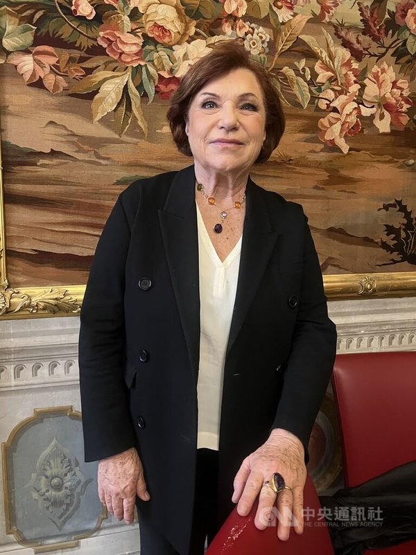 義大利知名時尚記者、電視主持人卡齊揚第20日接受中央社專訪，談她數十次與已故時尚大師范倫鐵諾互動的經驗。中央社記者黃雅詩羅馬攝　115年1月21日