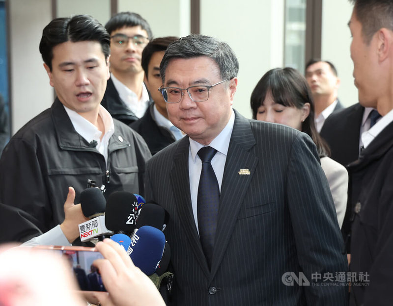 行政院長卓榮泰（前中）21日出席公開活動前受訪表示，中央政府年度總預算是代表總統對國家未來這一年的願景，也是行政院整年度整體性的施政計畫，不容許被延宕、被分割、被分裂，他要求與立法院直接辯論、對話。中央社記者張新偉攝　115年1月21日