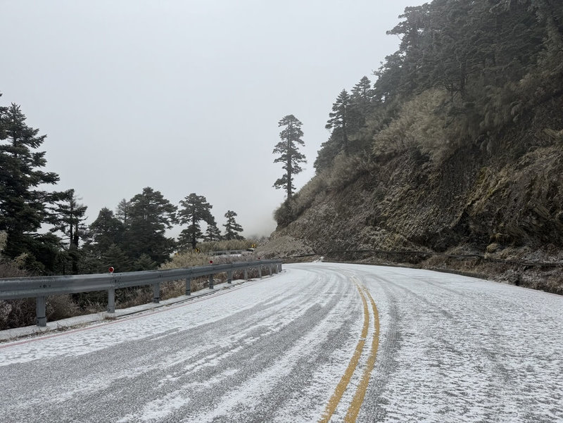 合歡山22日降冰霰（圖），路面仍有結冰機率，交通部公路局宣布，台14甲線18公里處翠峰至41.5公里處大禹嶺、台8線107至110公里處大禹嶺路段，22日下午5時至23日上午8時預警封閉。（交通部公路局提供）中央社記者蕭博陽傳真　115年1月22日