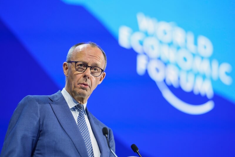 德國總理梅爾茨22日在世界經濟論壇發表演說，談到格陵蘭問題時，他表示，對美國總統川普收回加徵關稅的「轉向」表示歡迎，歐洲將在北約架構下持續與美國合作。（美聯社）