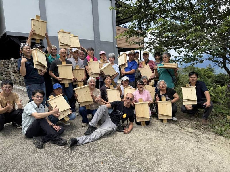 雪霸國家公園觀霧管理站技士陳家鴻（前排左1）長期自行監測研究蝙蝠生態，為園區累積豐富蝙蝠物種資料，也積極推廣生態教育。圖為與雲林縣黃金蝙蝠生態館合作，共同推動白蘭部落蝙蝠屋計畫。（雪管處提供）中央社記者管瑞平傳真　115年1月22日