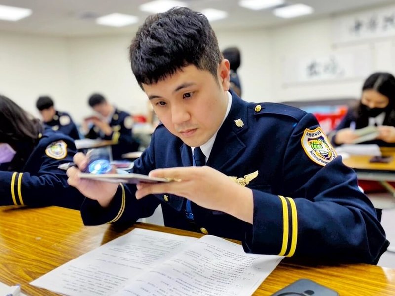 移民署國境事務大隊代理大隊長林清芬表示，為防堵不法分子，移民署22日舉辦「證照辨識達人比賽」，題目選用近年實際查獲各國偽變造護照與旅行文件，期望藉由真實案例進行實務演練，強化移民官辨識能力。（移民署國境事務大隊提供）中央社記者吳睿騏傳真　115年1月22日