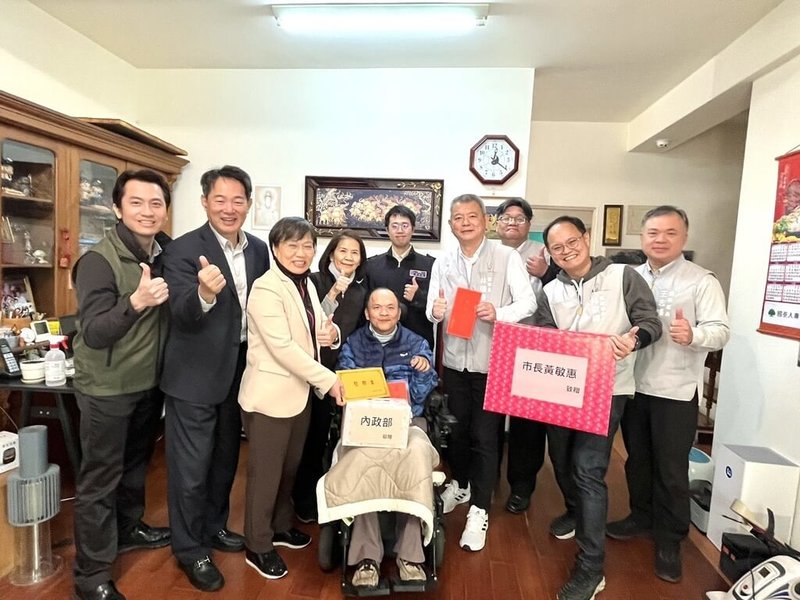 內政部長劉世芳（左3）前往嘉義市東區，探視服役期間因公受傷的退伍弟兄，並致贈春節慰問金。（內政部提供）中央社記者高華謙傳真 115年1月22日