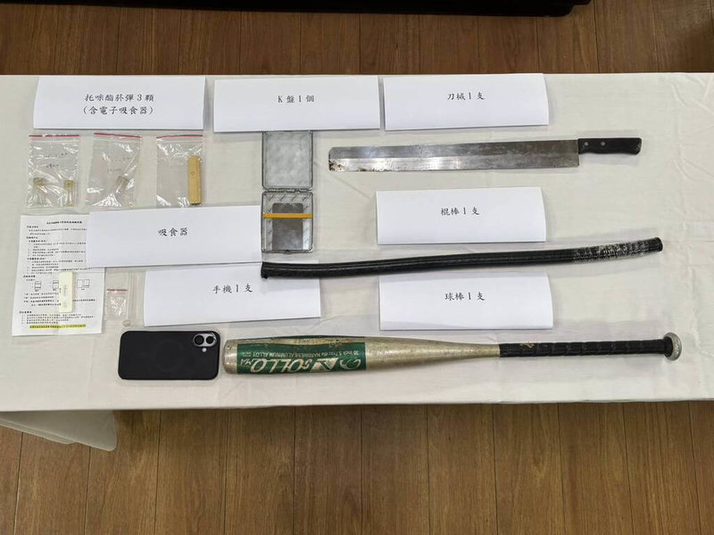 金門縣金寧鄉慈湖路超商旁22日凌晨發生債務糾紛事件，警方將犯嫌查緝到案，並在犯嫌車上查獲第2級毒品依托咪酯、球棒及刀子等贓證物。（金門縣警察局金城分局提供）中央社記者吳玟嶸傳真　115年1月22日