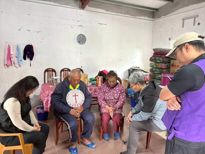 中華基督教衛理公會及台灣基督教福利會22日帶著150份愛心年菜前往花蓮縣鳳林鎮、光復鄉等地區，發放給需要的居民，同時也聽取了解民眾需求。（中華基督教衛理公會提供）中央社記者張祈傳真　115年1月22日