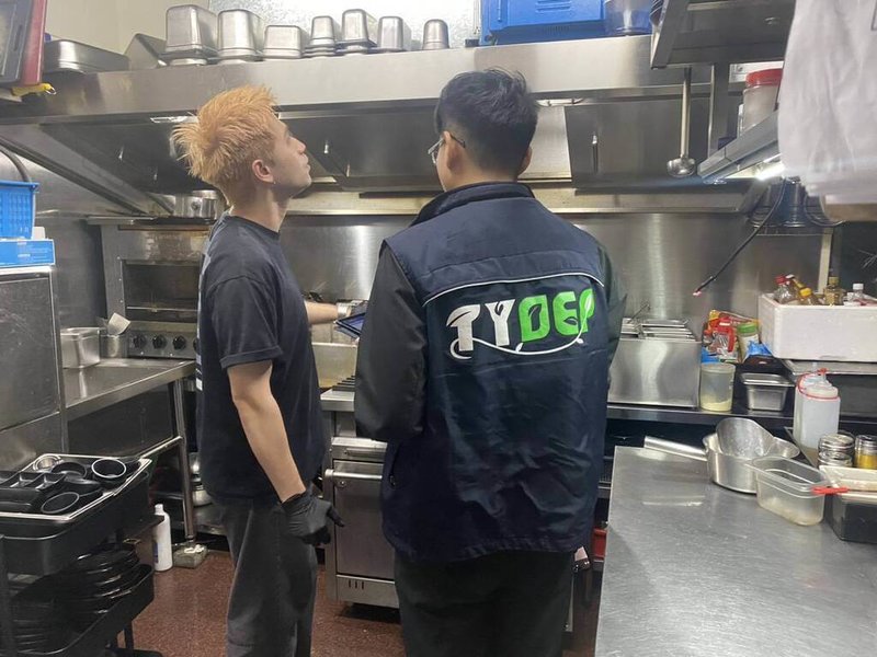 桃園市環保局修正公告餐飲油煙防制規定，將設備效能與定期保養納入規範，並規劃1年輔導期，預計自民國116年1月1日起正式施行。（桃園市環保局提供）中央社記者葉臻傳真　115年1月22日