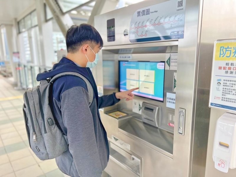 新北大眾捷運公司推出「持電子票證搭乘輕軌累積滿200元回饋50元」常客回饋計畫，民國114年回饋金兌換期限至115年1月31日截止，新北大眾捷運公司22日提醒乘客儘速到車站售票加值機操作領取，以免逾期歸零。（新北大眾捷運公司提供）中央社記者王鴻國傳真　115年1月22日