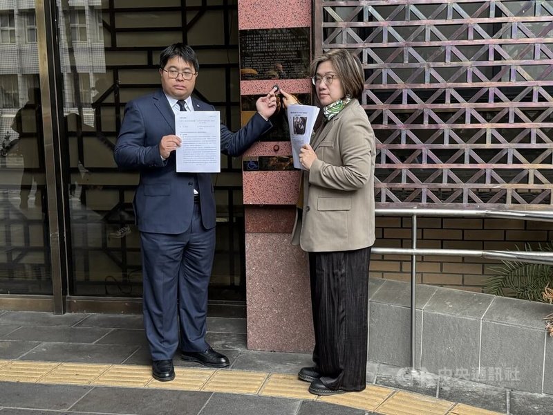 台灣民眾黨籍立法委員黃國昌19日出席立法院外交及國防委員會,攜出機密會議資料,民主進步黨立法院黨團書記長陳培瑜(右)22日到台灣台北地方檢察署告發黃國昌涉犯國家機密保護法等罪。中央社記者林長順攝 115年1月22日