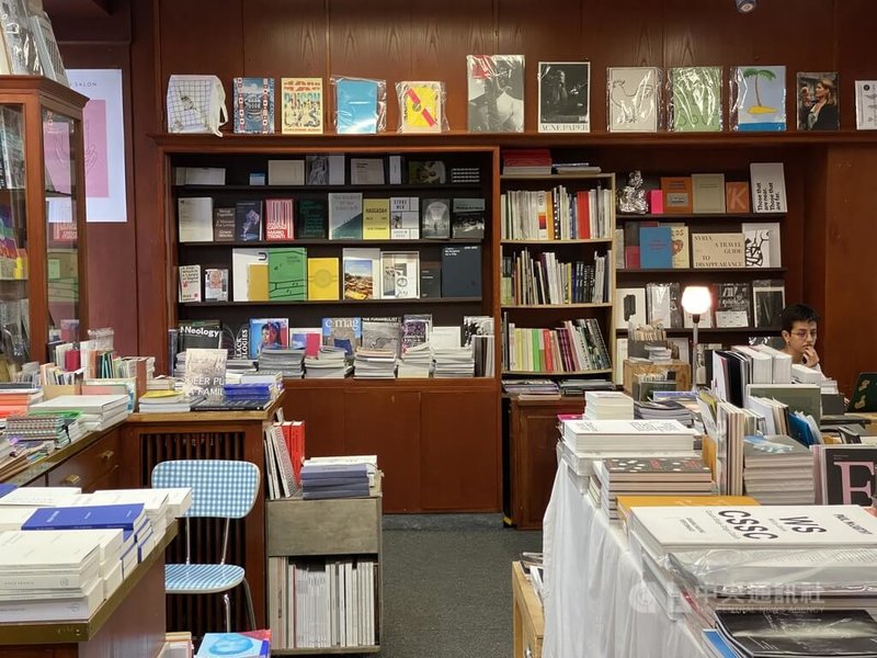 目前德國每年出版的新書中,約85%為德語原創書籍,翻譯作品僅15%,其中7成來自英語世界,亞洲語言作品不到3%。圖為柏林一家書店。中央社記者林尚縈柏林攝 115年1月22日