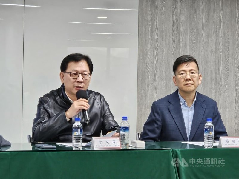 廣宇22日舉行法說會，宣布啟動「人形機器人策略轉型」計畫。圖為廣宇董事長李光曜（左）與總經理蔡明峰。中央社記者曾仁凱攝　115年1月22日