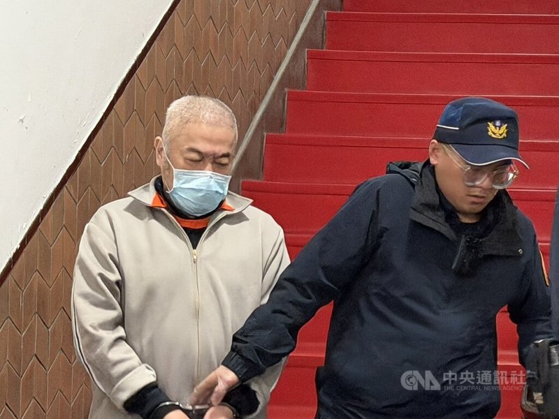 遠東航空董事長張綱維（左）不服遠航案中，違反民用航空法被判2年半，不得上訴確定而發監執行，聲明異議。台灣高等法院22日開庭，張綱維由法警戒護出庭。中央社記者劉世怡攝 115年1月22日