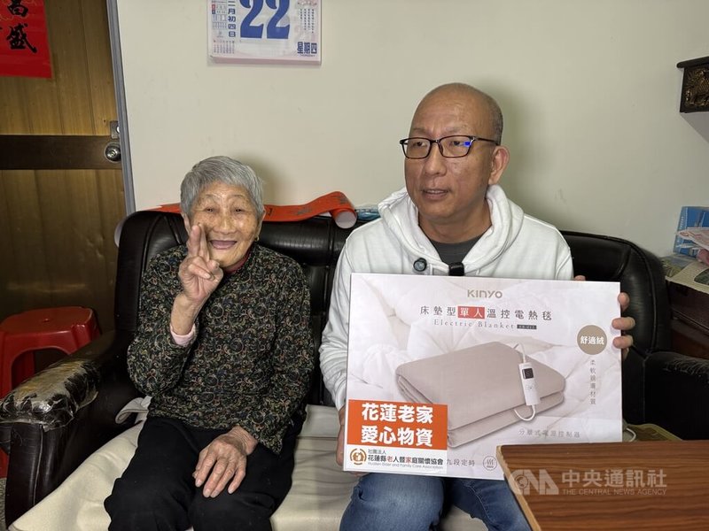 NPO channel公益平台執行長張幼霖(右)響應花蓮縣老人暨家庭關懷協會歲末年菜捐贈活動,22日親赴花蓮訪視83歲張姓獨居奶奶,並送上電鍋、電熱毯等家電。中央社記者張祈攝 115年1月22日