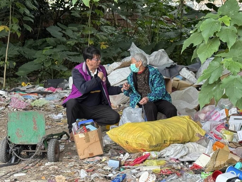 花蓮縣老人暨家庭關懷協會長期關懷在地弱勢長者,農曆年前都會為長者及弱勢團體募集年菜,今年擴大納入光復鄉洪災災民,老家協會執行長蔡智全(左)22日指出,年菜需求量逾千份,目前還有6成缺口。中央社記者張祈攝 115年1月22日