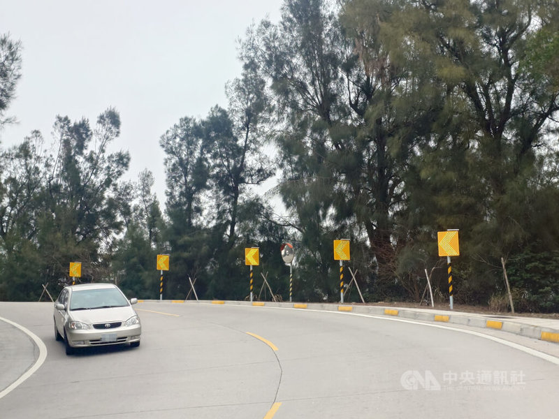 每年3至6月為馬祖霧季，由於島嶼地形連續彎道多且無紅綠燈，連江縣政府特別針對多霧路段設置輔助用道路標線號誌，並應用自動感應技術，讓輔助標示於感應車輛行經時會自動亮燈，提升道路警示功能。中央社記者潘欣彤攝　115年1月22日