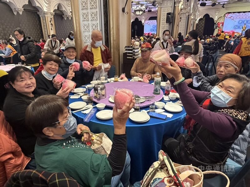 台中市鴻鈺獅子會2026年攜手正大墩獅子會舉辦圍爐宴，邀請300名獨居長輩一同圍爐，並送上1000顆壽桃與250件保暖棉被，預祝長輩們春節愉快。中央社記者趙麗妍攝　115年1月22日
