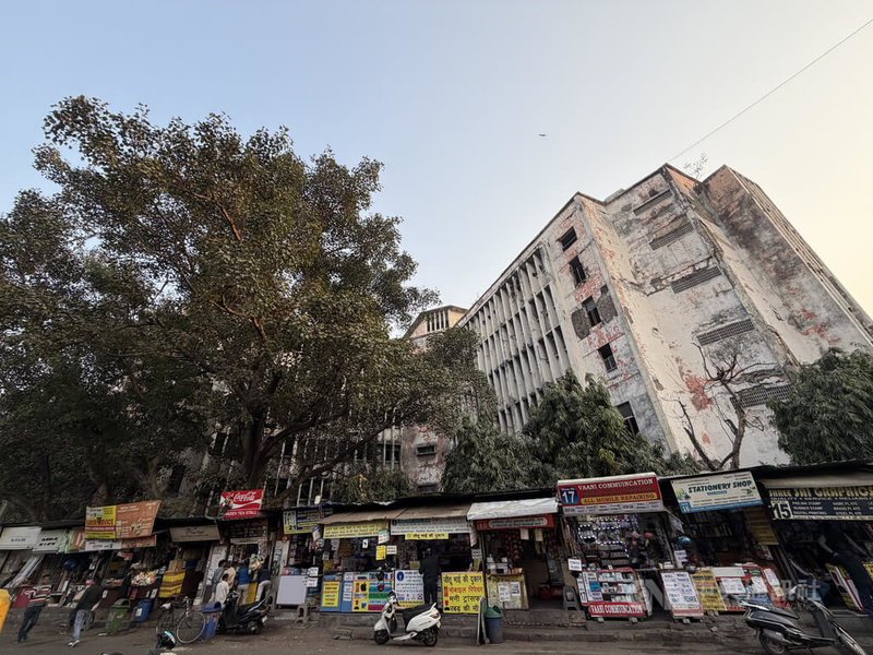 印度新德里市政委員會將對市中心康諾特廣場（Connaught Place）指標性建築「超級市場」（Super Bazar）（圖）改建方案作審查，一旦通過將進行全面翻修。中央社記者李晉緯新德里攝　115年1月22日