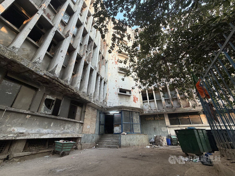 印度與巴基斯坦於1965年爆發第2次印巴戰爭，新德里於隔年創建由政府營運的一站式購物商場「超級市場」（Super Bazar），希望藉由向民眾提供補貼，來控制通貨膨脹。「超級市場」2002年歇業，圖為其現況。中央社記者李晉緯新德里攝　115年1月22日