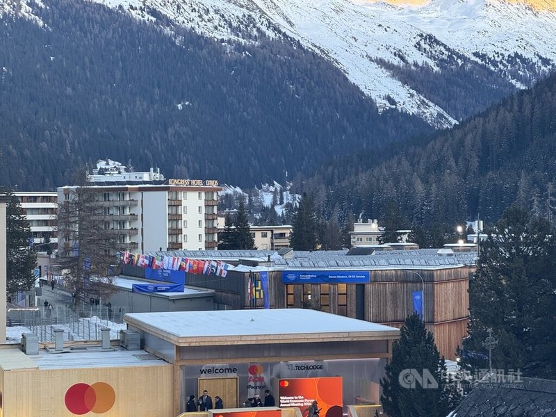 2026世界經濟論壇（WEF）在瑞士達沃斯舉行，各國領袖的出席率明顯上升，反映出當前國際社會對話的迫切需求。圖中建物為論壇地點。中央社記者郭芳君達沃斯攝　115年1月22日