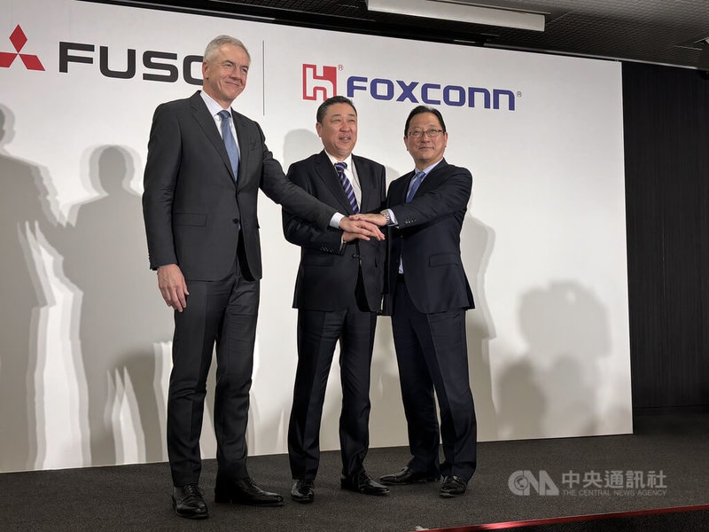 鴻海22日在日本召開記者會，宣布將在下半年與三菱FUSO卡客車（MFTBC）合資成立新公司，以富山工廠為據點，專注於電動巴士的開發與生產，目標2027年開始在日本國內接受大型電動巴士訂單。左起MFTBC社長暨執行長迪潘（Karl Deppen）、將出任新公司執行長的現任MFTBC巴士事業本部長高羅克人，以及鴻海集團電動車策略長關潤。中央社記者戴雅真川崎攝　115年1月22日