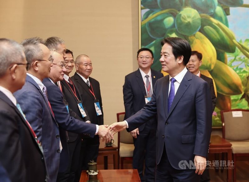 總統賴清德（前右）22日在總統府接見社團法人中華民國工業協進會成員，和與會代表握手問候、交換意見。中央社記者王飛華攝　115年1月22日