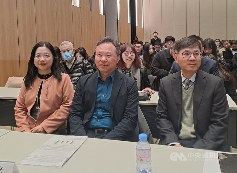 低軌衛星與毫米波無線通訊廠昇達科技22日舉行法說會，董事長陳淑敏表示，在手訂單達新台幣18億元，去年第4季營收季增72%，今年營收有機會再大幅成長。左起昇達科董事長陳淑敏、副總經陳重光、總經理吳東義。中央社記者潘智義攝　115年1月22日