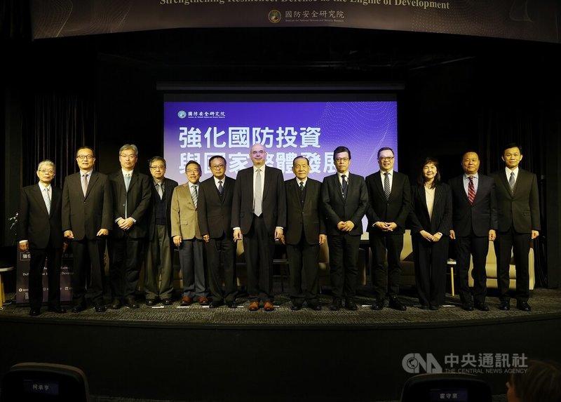 國防院22日舉辦「強化國防投資與國家整體發展」講座，國防安全研究院執行長柯承亨（左6）、美國在台協會（AIT）處⻑谷立言（中）、董事長霍守業（右6）、理事長黃重諺（右5）、外交部次長陳明祺（右4）、等人21日上午一起出席座談會。中央社記者郭日曉攝 115年1月22日