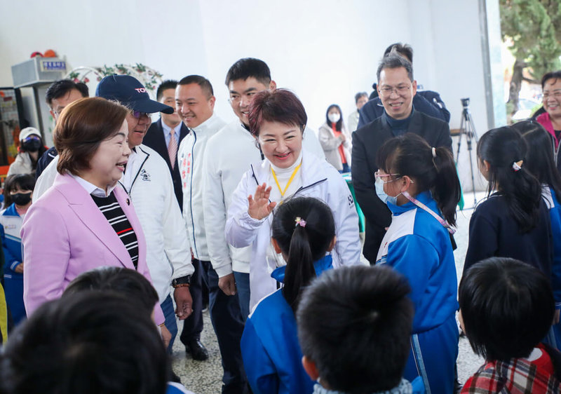 台中市長盧秀燕（中）到大甲國小視察老舊禮堂拆除重建規劃，並宣布推動「台中尚泳計畫」，將新建一座有室內溫水游泳池的禮堂。（中市府提供）中央社記者趙麗妍傳真 115年1月22日