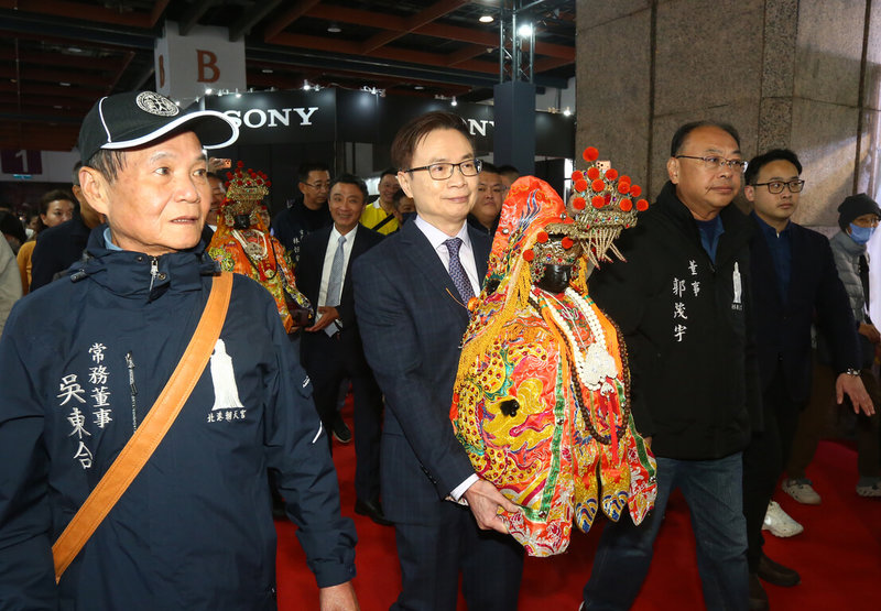 2026世貿年貨大展由外貿協會董事長黃志芳（左2捧神像者），恭迎北港朝天宮媽祖聖駕，保佑展覽平安順利。（貿協提供）中央社記者曾筠庭傳真　115年1月22日