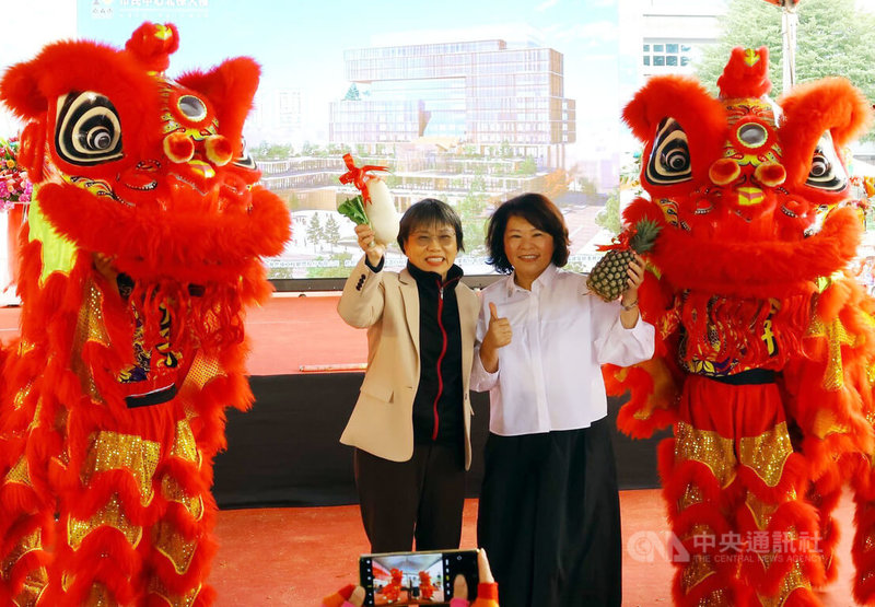 嘉義市經費達新台幣54億餘元的市民中心北棟大樓預計2030年底完工啟用，可提供洽公、購物及休閒等多樣機能，嘉義市長黃敏惠（右）、內政部長劉世芳（左）22日一同出席動土典禮。中央社記者黃國芳攝　115年1月22日