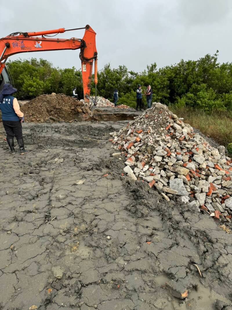 台南市8個行政區遭棄置、掩埋營建事業廢棄物，面積約40個足球場，台南地檢署22日偵結起訴主嫌許姓夫婦和營建包商、運輸司機、土地提供者、挖土機司機等人及27家公司。（台南地檢署提供）中央社記者張榮祥台南傳真　115年1月22日