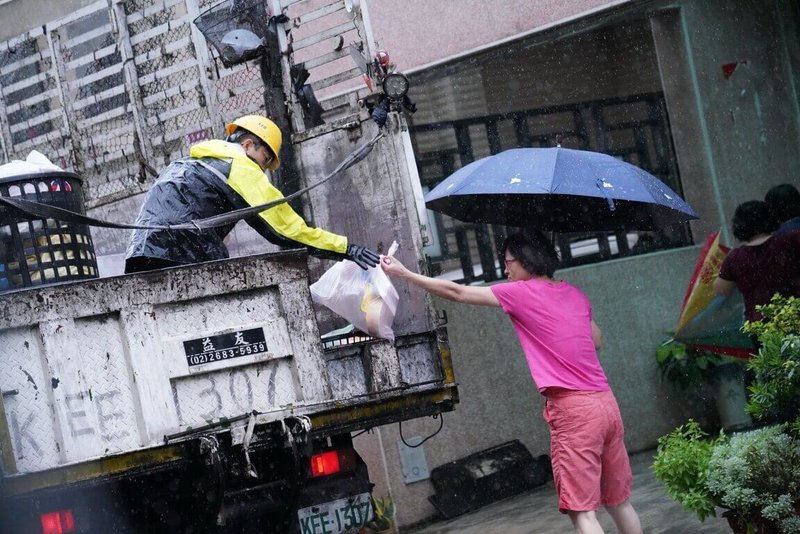 彰化縣員林市代理市長賴致富22日表示，為達到垃圾減量目標，市公所先編列新台幣50萬元經費來補助民眾購買廚餘機，補助金額最高為5000元，名額約有100名，未來將視成效進行調整。（員林市清潔隊提供）中央社記者吳哲豪傳真　115年1月22日