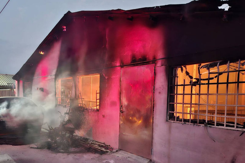 台南市後壁區一處磚造平房豬舍22日上午起火燃燒，沒有人員受傷受困，但造成豬舍內約100隻小豬死亡。（讀者提供）中央社記者楊思瑞台南傳真 115年1月22日