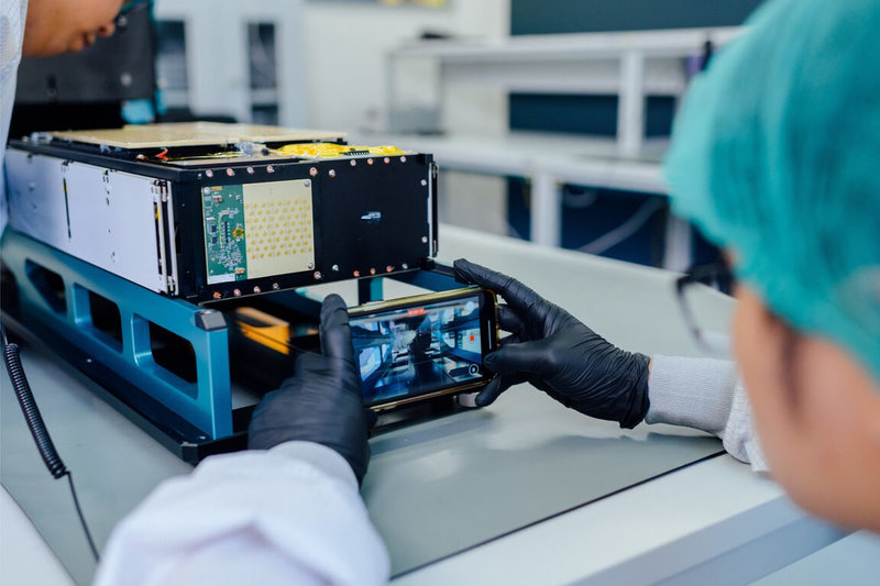 鐳洋科技22日表示，受國家太空中心（TASA）委託，並與工研院合作開發的8U物聯網立方衛星「黑鳶1號（Black Kite1）」，已成功與多個海外地面接收站建立穩定通訊，完成首次跨區域通聯。（鐳洋科技提供）中央社記者潘智義傳真　115年1月22日