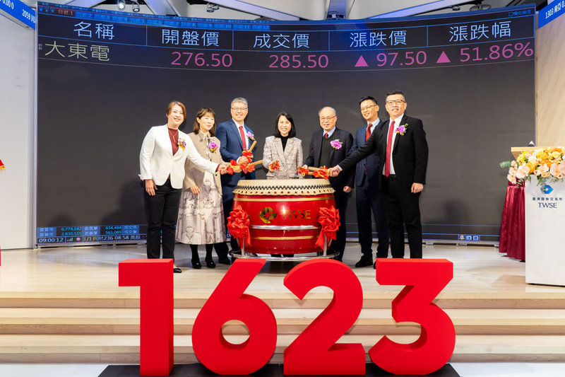 電線電纜廠大東電22日以每股188元上市，董事長林志明（左3）表示，2025年營收再度繳出新高成績，去年陸續獲得台電新標案，加上高毛利產品比重提升，今年營收及獲利盼有雙位數的年成長率。（大東電提供）中央社記者潘智義傳真　115年1月22日