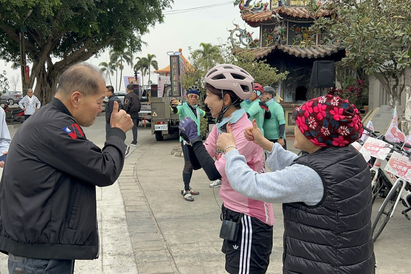 獲民進黨提名參選下屆台南市長的立委陳亭妃（前右2）22日展開「感恩溫暖鐵馬行」活動，首站從從白河區崁頂福安宮出發。（陳亭妃服務處提供）中央社記者楊思瑞傳真  115年1月22日