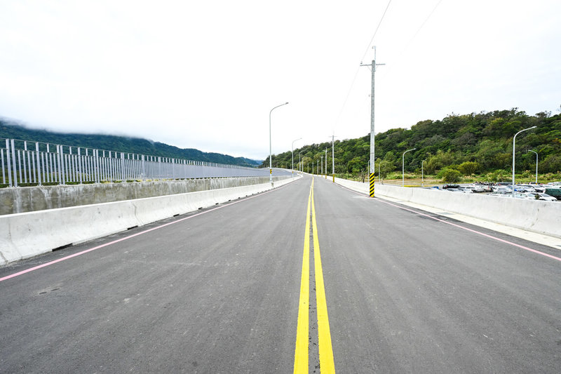 經濟部水利署與桃園市政府合作推動桃園大嵙崁清淤輸送系統道路工程，除具備清淤運輸專用功能，也同步規劃人行步道及自行車道。（市府提供）中央社記者葉臻傳真 115年1月22日