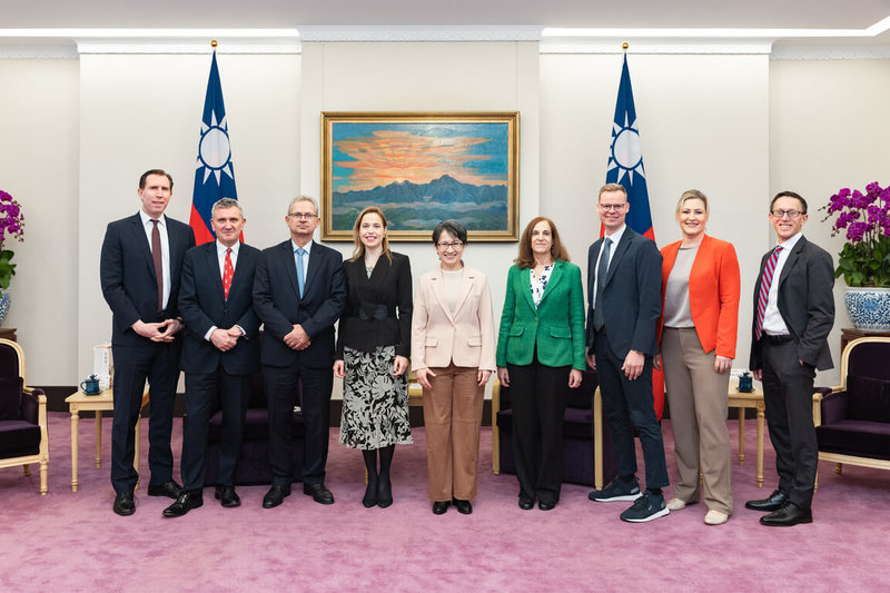 副總統蕭美琴（中）22日接見「德國馬歇爾基金會」跨大西洋訪問團時表示，面對全球地緣政治情勢動盪，台灣與其他民主國家都面臨許多挑戰，期盼透過此次交流與經驗分享，深化彼此合作，共同因應全球挑戰。（總統府提供）中央社記者溫貴香傳真　115年1月22日